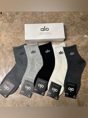 New Alo socks
New in box and with tags 
5 pairs size Medium
Unisex